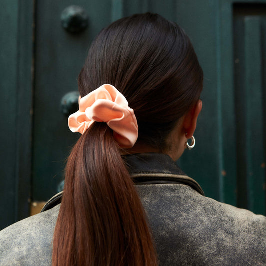 gros-chouchou-satin-rose-peche-ecoresponsable