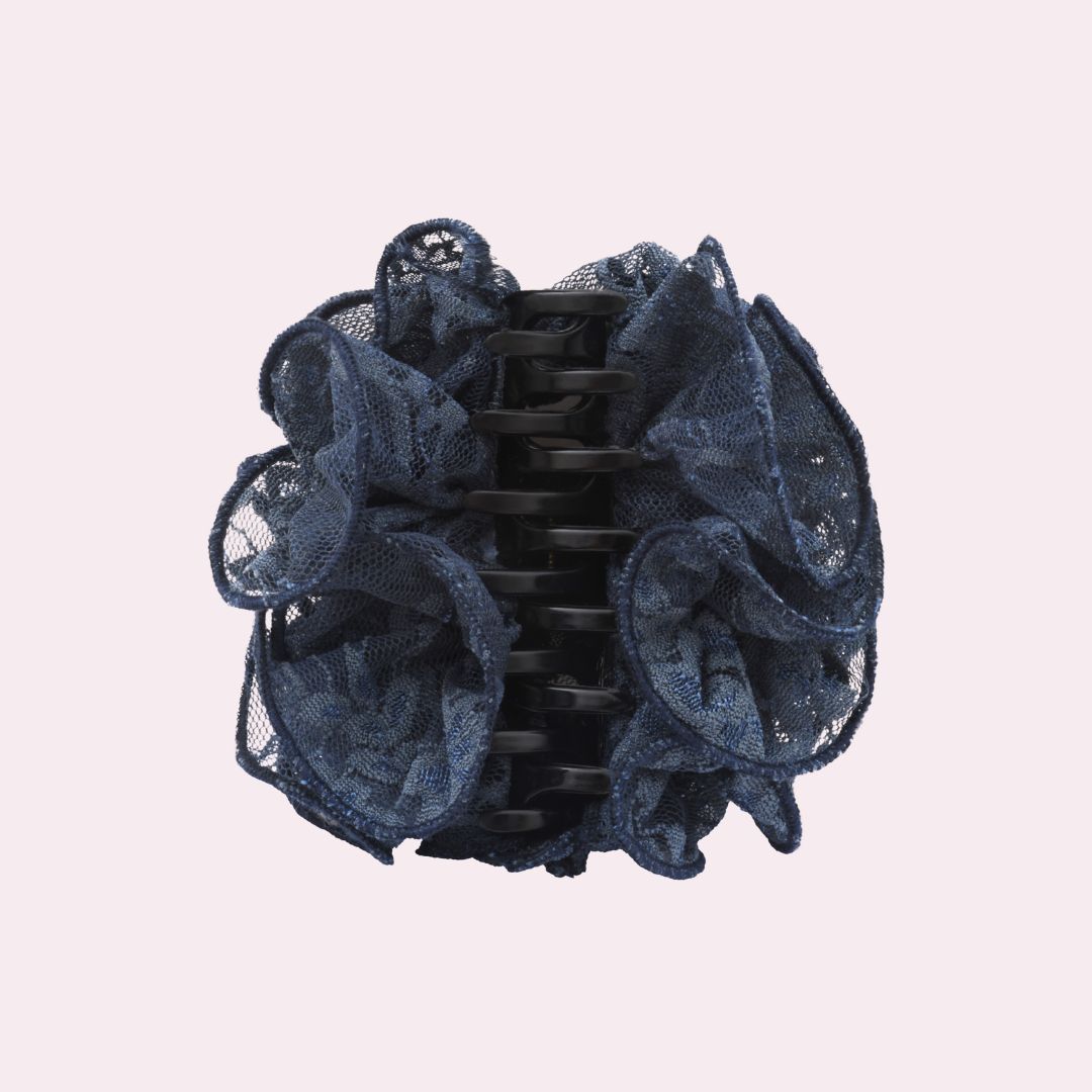 Maxi pince fleur en dentelle bleu marine