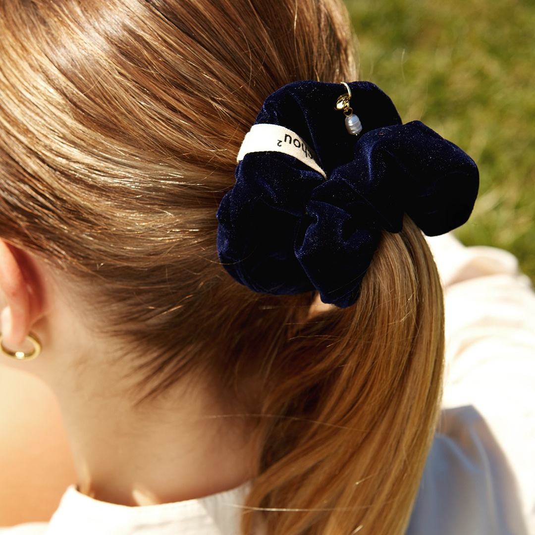 Grand chouchou en velours bleu - personnalisable
