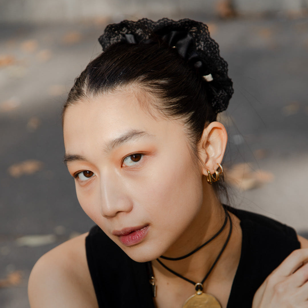 chouchou satin noir dentelle collerette luxe france