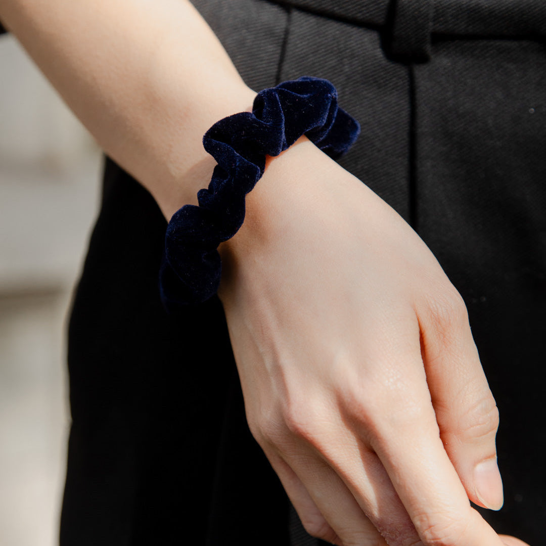 mini-chouchou-velours-bleu-marine-luxe-france