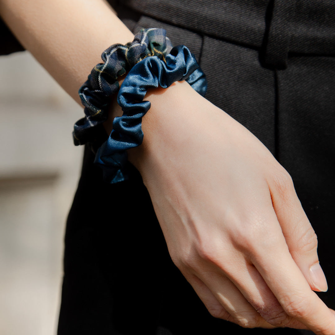 mini-chouchou-satin-bleu-canard-carreau-vert-luxe-france