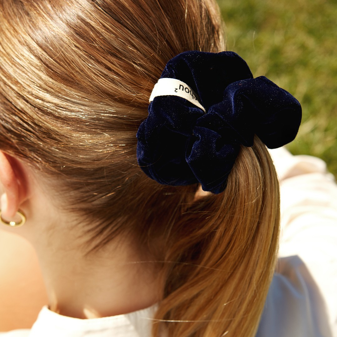 Grand chouchou velours bleu porte