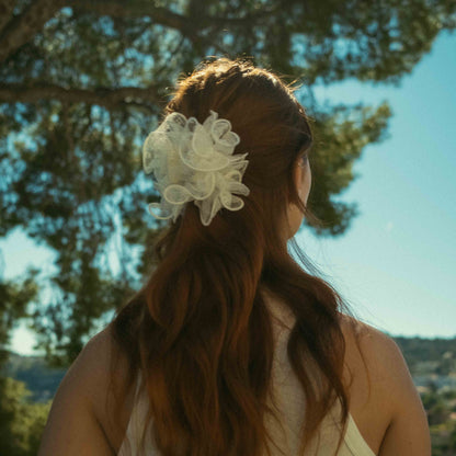 Maxi pince fleur en dentelle blanche