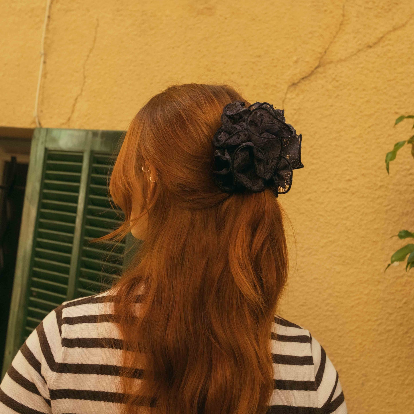 grosse pince cheveux fleur dentelle bleue maxi