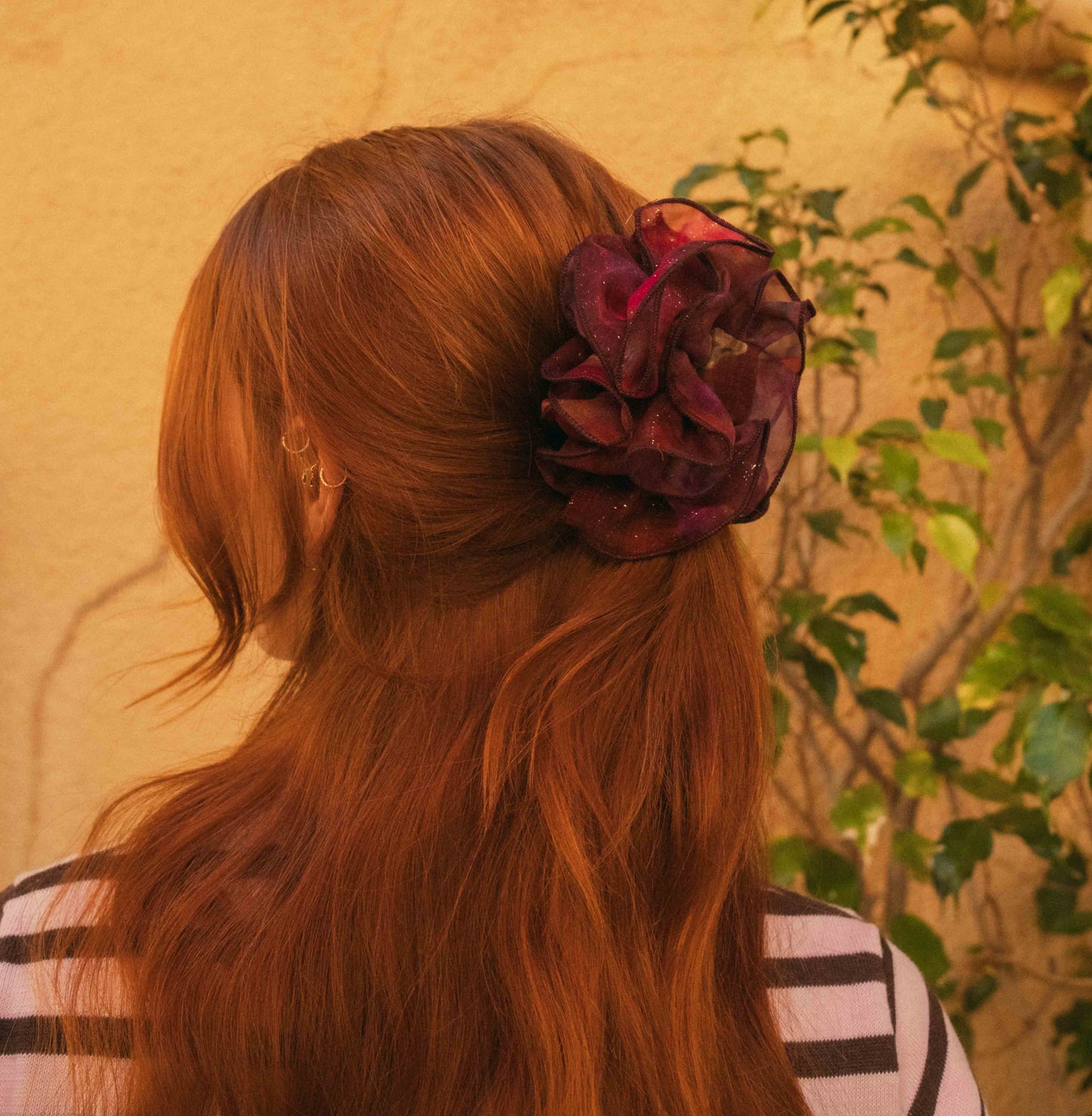 Maxi pince fleur en voile prune (galaxie)