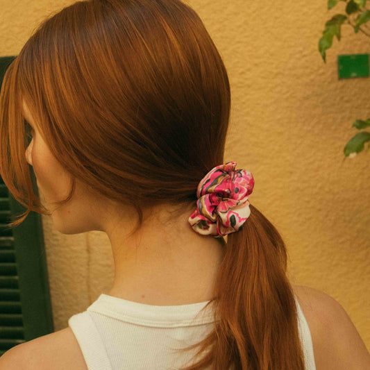 Chouchou en satin imprimé rose - motif foulard