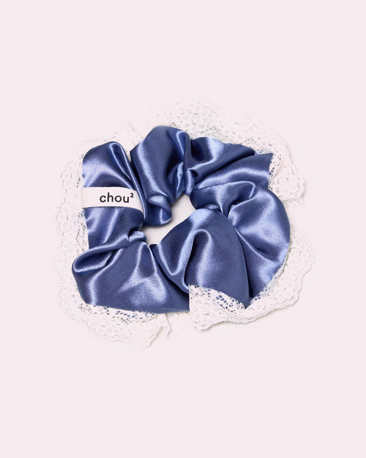 Grand chouchou satin bleu - collerette dentelle blanche