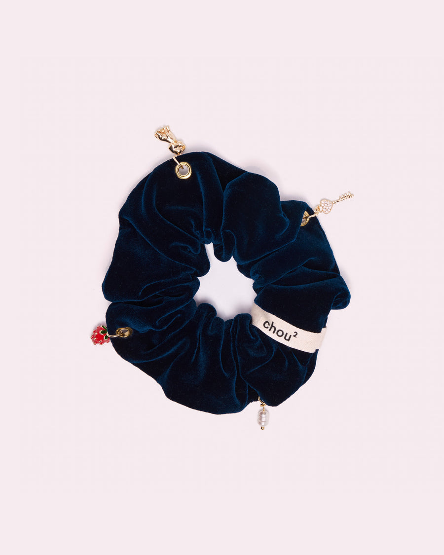 Grand chouchou en velours bleu - personnalisable, avec ses charms