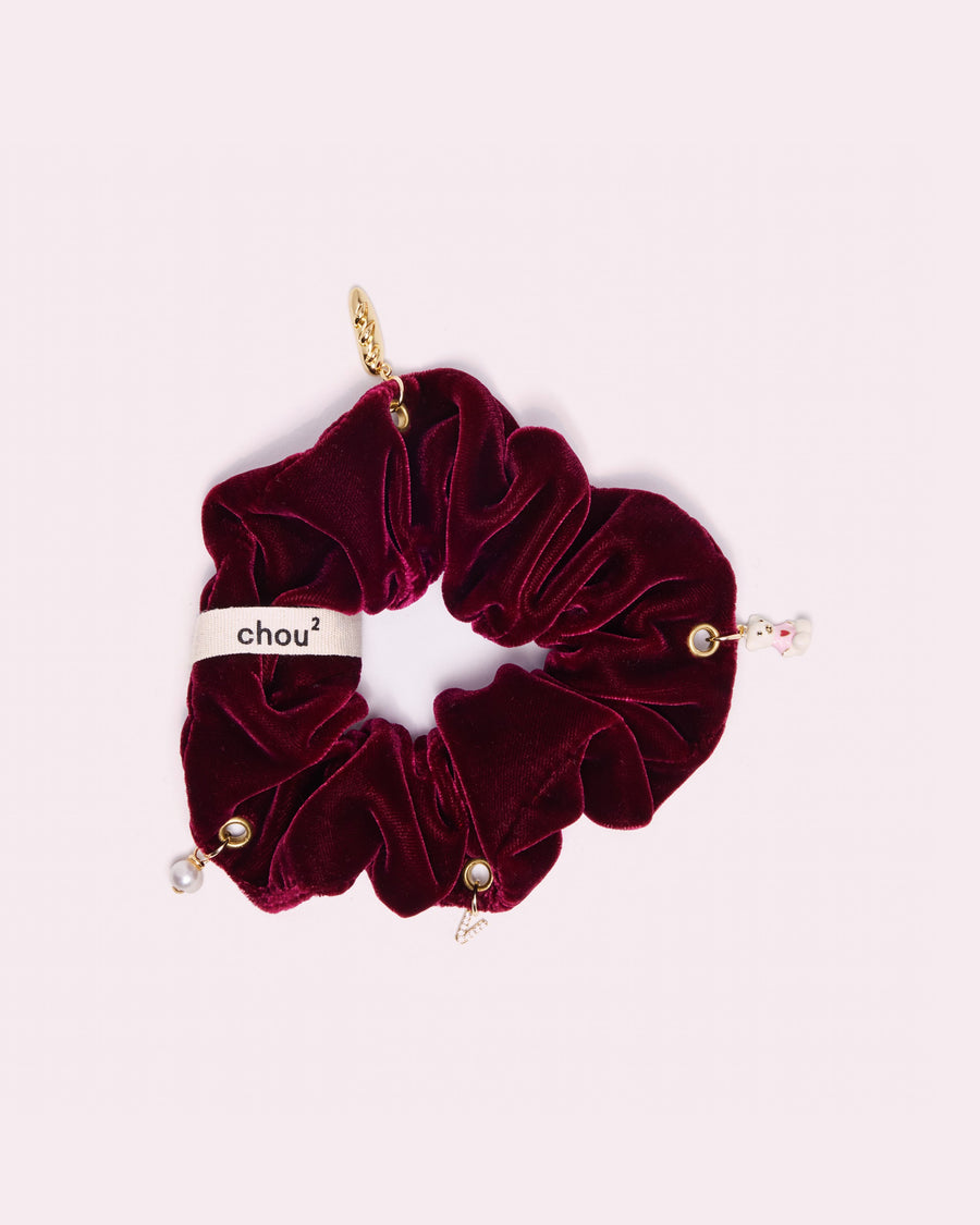 Grand chouchou en velours grenat - personnalisable, avec ses charms